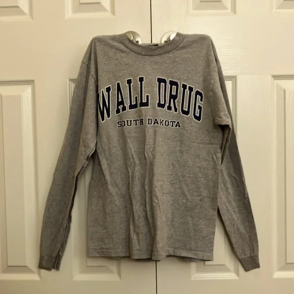 A prairie mountain gray sweatshirt in the size